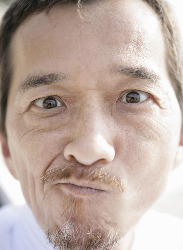 东方人,脸,头,嘴,脸颊,皱纹,胡须,一个人,竖图,室外,特写,白天,正面,亚洲,仅一个男性,仅一个人,仅一个中年男性,阴影,光线,影子,注视,黄种人,阳光,嘟嘴,观察,看,鬼脸,撅嘴,观看,察看,关注,男人,男性,中年男性,亚洲人,头部,胡子,小胡子,脸部,脸蛋,面部,嘴巴,嘴唇,半身,彩图