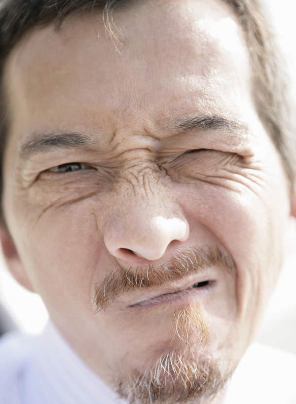 东方人,脸,头,嘴,脸颊,皱纹,胡须,一个人,竖图,室外,特写,白天,正面,亚洲,仅一个男性,仅一个人,仅一个中年男性,阴影,光线,影子,注视,黄种人,阳光,嘟嘴,观察,看,鬼脸,皱眉,撅嘴,观看,察看,关注,男人,男性,中年男性,亚洲人,头部,胡子,小胡子,脸部,脸蛋,面部,嘴巴,嘴唇,半身,彩图