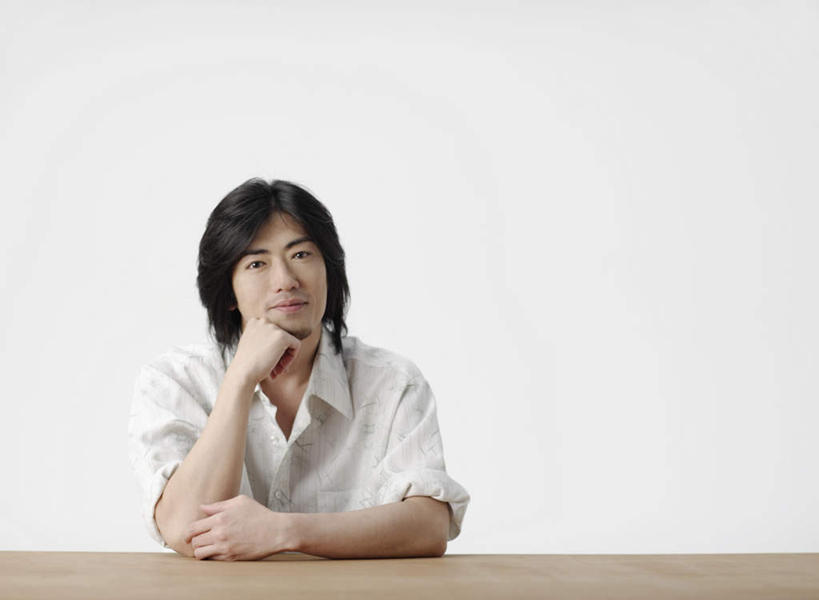 东方人,一个人,坐,横图,室内,白天,白色背景,正面,桌面,桌子,亚洲,仅一个男性,仅一个人,仅一个中年男性,撑,服装,木制,托腮,注视,休闲装,黄种人,衣服,木制品,观察,看,托,休闲,休闲服,摄影,服饰,影棚,观看,察看,关注,托下巴,男人,男性,中年男性,亚洲人,坐着,半身,彩图,影棚拍摄,拍摄