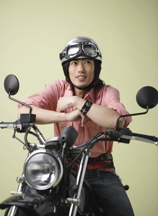 东方人,一个人,坐,竖图,室内,白天,正面,摩托车,帽子,亚洲,仅一个男性,仅一个人,仅一个中年男性,一辆,绿色背景,服装,头盔,注视,休闲装,黄种人,车,衣服,安全帽,交通工具,观察,看,休闲,休闲服,搭,摄影,服饰,影棚,观看,察看,搭着,关注,载具,男人,男性,中年男性,亚洲人,坐着,半身,彩图,影棚拍摄,拍摄