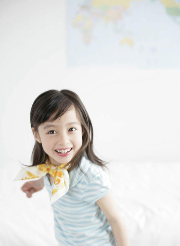 东方人,儿童,一个人,站,笑,微笑,露齿笑,竖图,室内,白天,正面,纯洁,床,卧室,道路,地图,亚洲,仅一个女性,仅一个人,服装,装饰,信息,丝巾,双人床,床单,交通,注视,休闲装,黄种人,方向,被子,小孩,衣服,观察,看,站着,仅一个小孩,休闲,休闲服,可爱,童年,童趣,服饰,观看,引导,指引,华丽,点缀,察看,被单,关注,童真,烂漫,无邪,衬托,美观,雅致,雅观,天真,女孩,女人,女性,亚洲人,孩子,站立,半身,彩图,睡房,卧房,导航,女生