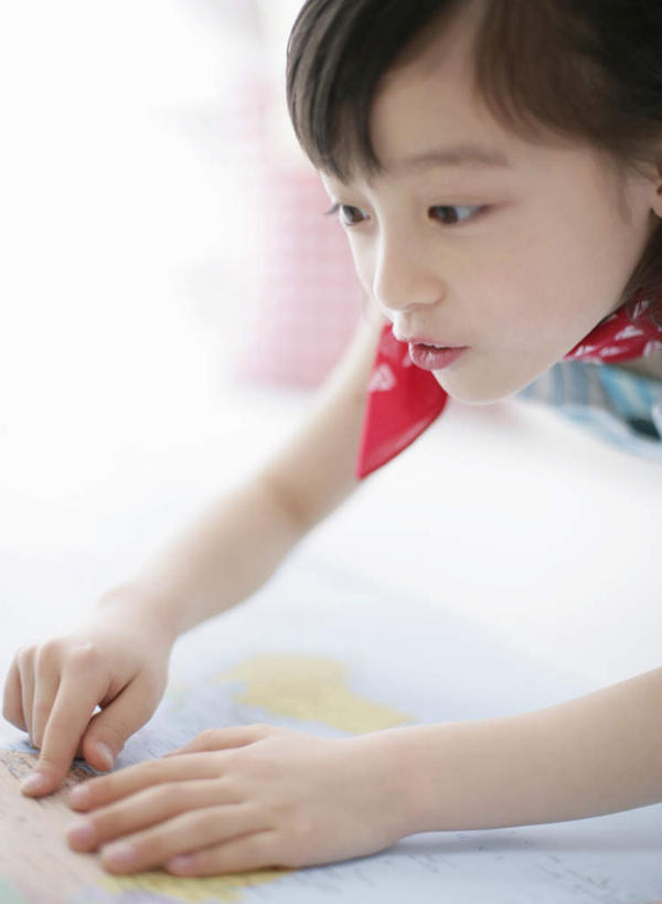 东方人,儿童,一个人,站,举,竖图,俯视,室内,白天,纯洁,道路,地图,亚洲,仅一个女性,仅一个人,服装,朦胧,模糊,装饰,信息,丝巾,交通,注视,休闲装,黄种人,方向,小孩,衣服,观察,看,托,站着,仅一个小孩,休闲,休闲服,可爱,童年,童趣,服饰,观看,引导,指引,华丽,点缀,察看,关注,童真,烂漫,无邪,衬托,美观,雅致,雅观,天真,女孩,女人,女性,亚洲人,孩子,举起,举手,举着,向上举,向上伸,向上托,站立,半身,彩图,高角度拍摄,导航,女生