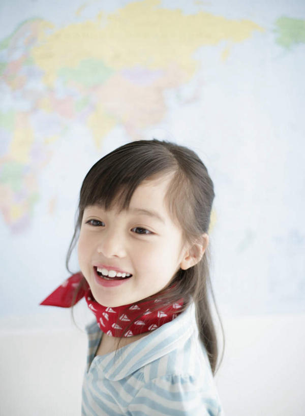 东方人,儿童,一个人,站,笑,微笑,露齿笑,竖图,俯视,室内,白天,纯洁,道路,地图,亚洲,仅一个女性,仅一个人,服装,朦胧,模糊,装饰,信息,丝巾,交通,扭头,注视,休闲装,黄种人,方向,小孩,衣服,红色,观察,看,站着,转头,仅一个小孩,休闲,休闲服,可爱,童年,童趣,服饰,观看,引导,指引,华丽,点缀,察看,关注,童真,烂漫,无邪,衬托,美观,雅致,雅观,天真,女孩,女人,女性,亚洲人,孩子,站立,半身,彩图,高角度拍摄,导航,女生