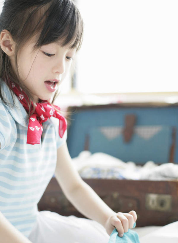 东方人,儿童,一个人,坐,竖图,室内,白天,侧面,纯洁,窗户,手提箱,亚洲,仅一个女性,仅一个人,握,服装,装饰,旅行箱,丝巾,拿,拿着,注视,休闲装,黄种人,玻璃窗,小孩,衣服,红色,容器,行李箱,箱子,观察,看,仅一个小孩,休闲,休闲服,可爱,童年,童趣,握着,服饰,观看,储藏,出差,华丽,点缀,察看,储存,关注,童真,烂漫,无邪,衬托,美观,雅致,雅观,天真,女孩,女人,女性,亚洲人,孩子,坐着,半身,彩图,旅行,贮存,女生