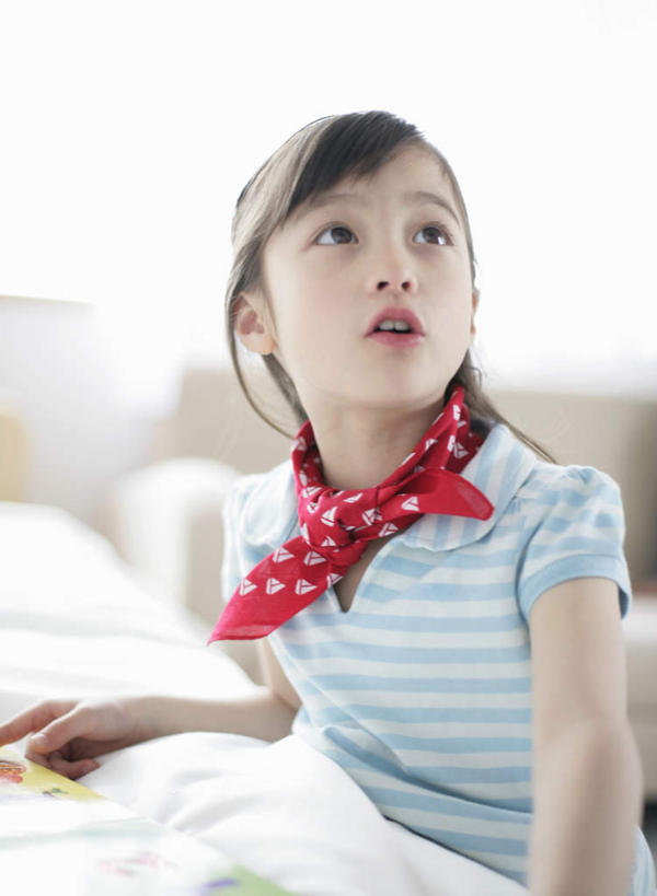 东方人,儿童,一个人,坐,笑,微笑,露齿笑,竖图,室内,白天,正面,纯洁,床,卧室,亚洲,仅一个女性,仅一个人,握,服装,朦胧,模糊,装饰,丝巾,双人床,床单,拿,拿着,扭头,注视,休闲装,黄种人,被子,小孩,衣服,红色,观察,看,转头,仅一个小孩,休闲,休闲服,可爱,童年,童趣,握着,服饰,观看,华丽,点缀,察看,被单,关注,童真,烂漫,无邪,衬托,美观,雅致,雅观,天真,女孩,女人,女性,亚洲人,孩子,坐着,半身,彩图,睡房,卧房,女生