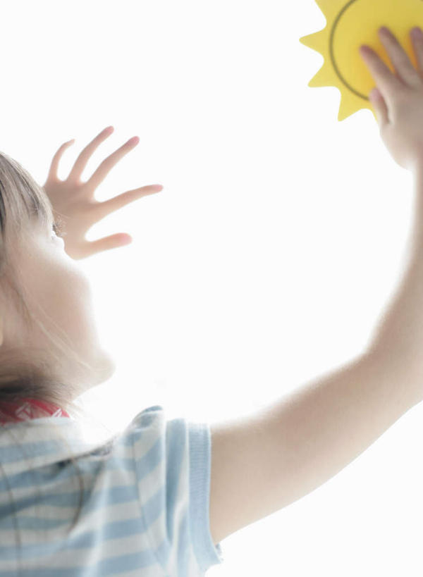 东方人,儿童,一个人,站,举,竖图,室内,白天,仰视,纯洁,太阳,窗户,亚洲,仅一个女性,仅一个人,握,服装,拿,拿着,注视,休闲装,黄种人,玻璃窗,小孩,衣服,观察,看,托,站着,仅一个小孩,休闲,休闲服,可爱,童年,童趣,握着,服饰,观看,察看,关注,童真,烂漫,无邪,天真,女孩,女人,女性,亚洲人,孩子,举起,举手,举着,向上举,向上伸,向上托,站立,半身,彩图,低角度拍摄,女生