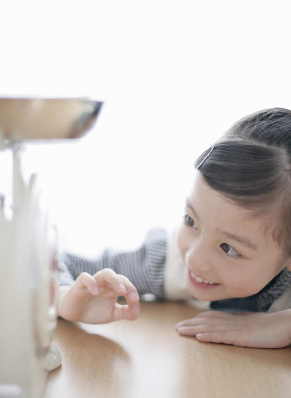 东方人,儿童,一个人,笑,微笑,露齿笑,竖图,室内,白天,正面,纯洁,仪器,桌面,桌子,亚洲,仅一个女性,仅一个人,阴影,服装,反射,木制,影子,注视,休闲装,黄种人,小孩,衣服,木制品,观察,看,趴着,仅一个小孩,休闲,休闲服,可爱,童年,童趣,服饰,观看,察看,衡量,关注,计量,台秤,童真,烂漫,无邪,衡器,天真,女孩,女人,女性,亚洲人,孩子,秤,趴,半身,彩图,女生