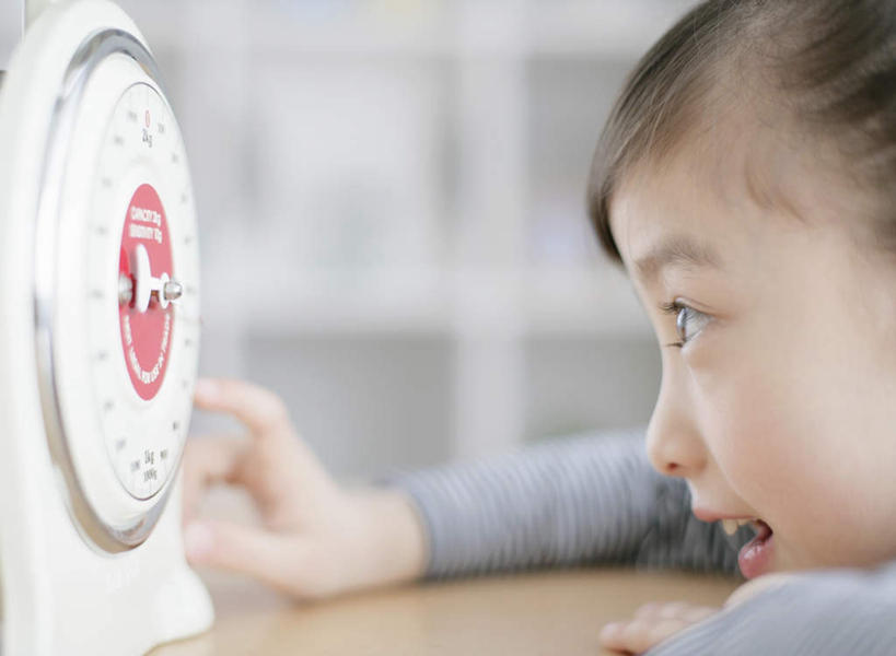 东方人,儿童,一个人,笑,微笑,露齿笑,横图,室内,特写,白天,侧面,纯洁,仪器,桌面,桌子,亚洲,仅一个女性,仅一个人,阴影,服装,朦胧,模糊,反射,木制,影子,注视,休闲装,黄种人,小孩,衣服,木制品,观察,看,趴着,仅一个小孩,休闲,休闲服,可爱,童年,童趣,服饰,观看,察看,衡量,关注,计量,台秤,童真,烂漫,无邪,衡器,天真,女孩,女人,女性,亚洲人,孩子,秤,趴,半身,彩图,女生