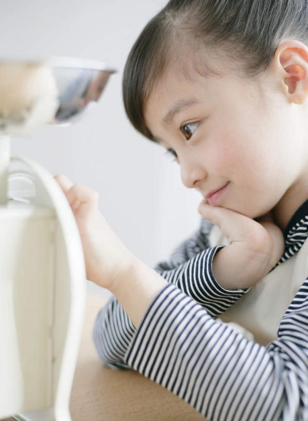 东方人,儿童,一个人,笑,微笑,露齿笑,竖图,室内,白天,侧面,纯洁,仪器,桌面,桌子,亚洲,仅一个女性,仅一个人,撑,握,阴影,服装,朦胧,模糊,反射,木制,影子,拿,拿着,托腮,注视,休闲装,黄种人,小孩,衣服,木制品,观察,看,趴着,托,仅一个小孩,休闲,休闲服,可爱,童年,童趣,握着,服饰,观看,察看,衡量,关注,托下巴,计量,台秤,童真,烂漫,无邪,衡器,天真,女孩,女人,女性,亚洲人,孩子,秤,趴,半身,彩图,女生