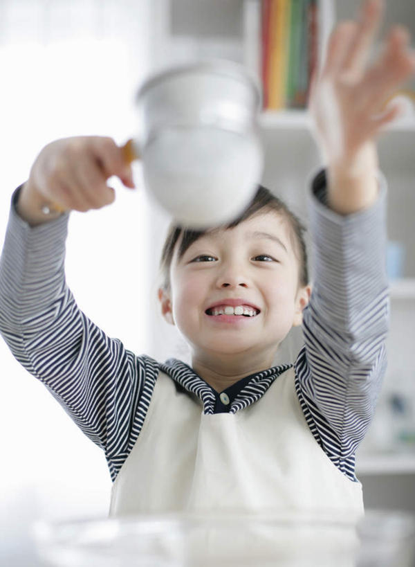 东方人,儿童,一个人,举,笑,微笑,露齿笑,竖图,室内,白天,正面,纯洁,餐桌,柜子,桌子,亚洲,仅一个女性,仅一个人,握,服装,粉末,滤器,勺子,面粉,储物柜,拿,粮食,拿着,注视,休闲装,黄种人,小孩,衣服,观察,看,托,仅一个小孩,休闲,休闲服,粉,可爱,童年,童趣,握着,服饰,餐台,观看,农产品,察看,储存,关注,童真,漏勺,烂漫,无邪,原材料,粉状,储备,蕴藏,贮备,天真,女孩,女人,女性,亚洲人,孩子,举起,举手,举着,向上举,向上伸,向上托,半身,彩图,贮存,女生