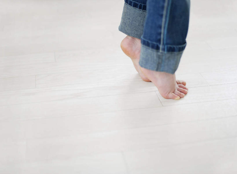 东方人,儿童,腿部,脚,脚趾,脚趾甲,腿,一个人,横图,俯视,室内,特写,白天,纯洁,亚洲,仅一个女性,仅一个人,裤子,牛仔裤,黄种人,光脚,小孩,仅一个小孩,赤脚,可爱,童年,童趣,踮,童真,烂漫,无邪,踮着,天真,女孩,女人,女性,亚洲人,孩子,脚指甲,半身,彩图,高角度拍摄,女生