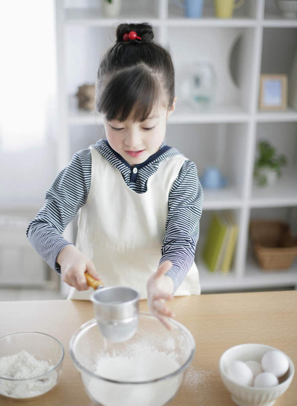 东方人,儿童,一个人,笑,微笑,露齿笑,竖图,俯视,室内,白天,纯洁,餐桌,柜子,桌子,亚洲,仅一个女性,仅一个人,握,服装,粉末,滤器,勺子,面粉,储物柜,拿,粮食,拿着,注视,休闲装,黄种人,小孩,衣服,观察,看,仅一个小孩,休闲,休闲服,粉,可爱,童年,童趣,握着,服饰,餐台,观看,农产品,察看,储存,关注,童真,漏勺,烂漫,无邪,原材料,粉状,储备,蕴藏,贮备,天真,女孩,女人,女性,亚洲人,孩子,半身,彩图,高角度拍摄,贮存,女生