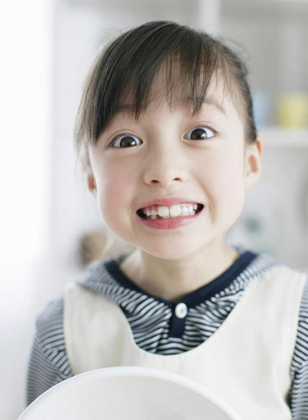 东方人,儿童,脸,头,脸颊,一个人,笑,微笑,露齿笑,竖图,室内,特写,白天,正面,纯洁,柜子,亚洲,仅一个女性,仅一个人,服装,朦胧,模糊,储物柜,注视,黄种人,肩膀,小孩,衣服,观察,看,仅一个小孩,可爱,童年,童趣,服饰,观看,察看,衣着,储存,穿着,关注,童真,烂漫,无邪,衣饰,储备,蕴藏,贮备,天真,女孩,女人,女性,亚洲人,孩子,头部,脸部,脸蛋,面部,半身,彩图,贮存,女生