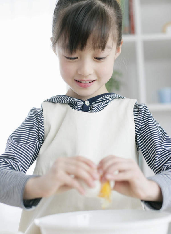 东方人,儿童,一个人,站,笑,微笑,竖图,室内,白天,正面,纯洁,厨房,柜子,亚洲,仅一个女性,仅一个人,握,服装,朦胧,模糊,陶瓷,蛋,鸡蛋,陶瓷制品,储物柜,拿,拿着,注视,黄种人,小孩,衣服,容器,碗,观察,看,站着,仅一个小孩,可爱,童年,童趣,握着,服饰,观看,储藏,察看,衣着,储存,穿着,关注,童真,烂漫,无邪,草鸡蛋,卵,衣饰,储备,蕴藏,贮备,天真,女孩,女人,女性,亚洲人,孩子,站立,半身,彩图,灶间,贮存,女生