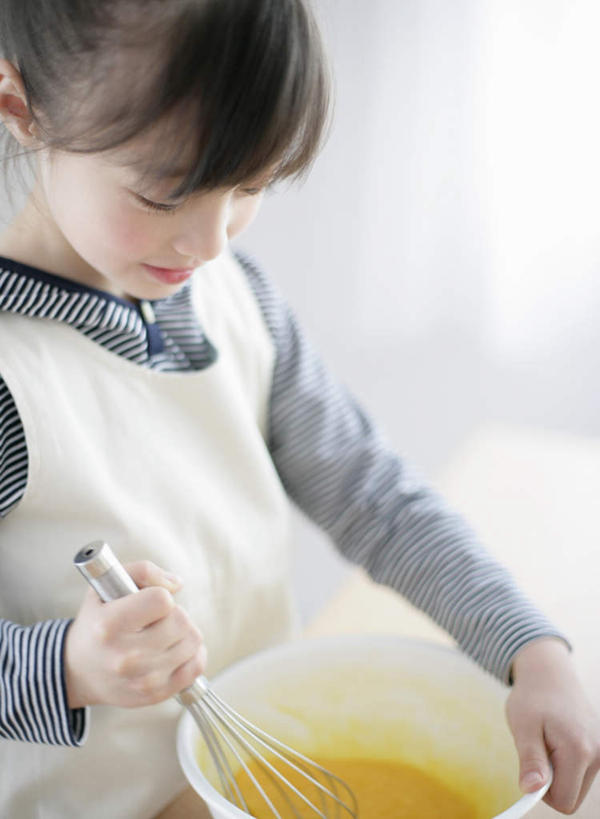 东方人,儿童,一个人,站,竖图,俯视,室内,白天,烹饪,纯洁,厨房,厨具,金属制品,亚洲,仅一个女性,仅一个人,握,服装,金属,陶瓷,蛋,鸡蛋,陶瓷制品,拿,拿着,注视,黄种人,小孩,衣服,容器,打蛋器,搅拌器,碗,观察,看,站着,仅一个小孩,可爱,童年,童趣,握着,服饰,观看,储藏,察看,衣着,储存,穿着,关注,童真,烂漫,无邪,烹饪用具,草鸡蛋,卵,衣饰,手动打蛋器,天真,女孩,女人,女性,亚洲人,孩子,烹调用具,烹调,站立,半身,彩图,高角度拍摄,灶间,贮存,女生