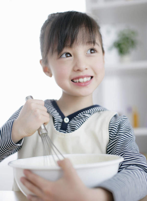 东方人,儿童,一个人,站,笑,微笑,竖图,室内,白天,正面,烹饪,纯洁,植物,厨房,柜子,厨具,金属制品,亚洲,仅一个女性,仅一个人,握,服装,朦胧,模糊,金属,盆栽,陶瓷,盆景,陶瓷制品,储物柜,拿,拿着,注视,黄种人,小孩,衣服,绿色,自然,容器,打蛋器,搅拌器,碗,观察,看,站着,仅一个小孩,可爱,童年,童趣,握着,服饰,生长,成长,观看,储藏,察看,衣着,储存,穿着,关注,童真,烂漫,无邪,烹饪用具,衣饰,储备,蕴藏,贮备,手动打蛋器,天真,女孩,女人,女性,亚洲人,孩子,烹调用具,烹调,站立,半身,彩图,灶间,贮存,女生