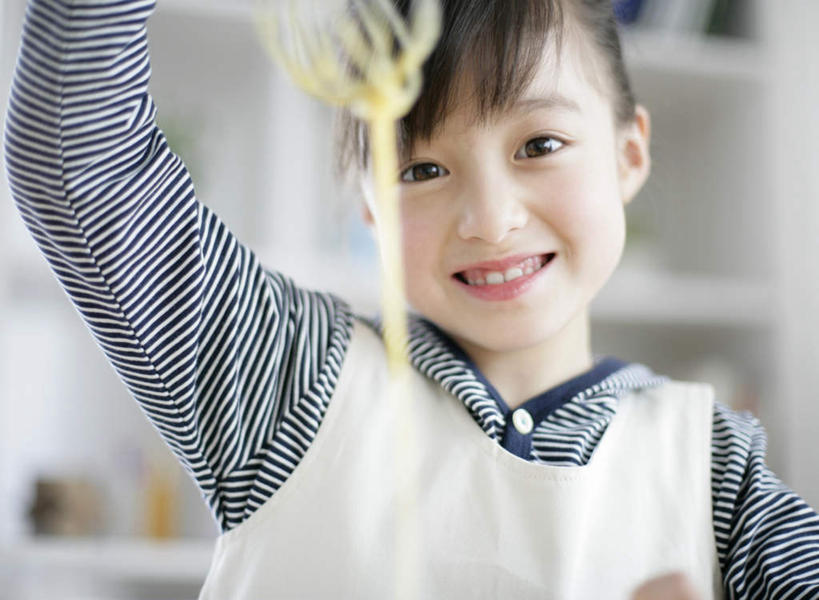 东方人,儿童,一个人,举,笑,微笑,露齿笑,横图,室内,白天,正面,烹饪,纯洁,厨房,柜子,厨具,金属制品,亚洲,仅一个女性,仅一个人,握,服装,朦胧,模糊,金属,蛋,鸡蛋,储物柜,拿,拿着,注视,黄种人,小孩,衣服,打蛋器,搅拌器,观察,看,托,仅一个小孩,可爱,童年,童趣,握着,服饰,观看,察看,衣着,储存,穿着,关注,童真,烂漫,无邪,烹饪用具,草鸡蛋,卵,衣饰,储备,蕴藏,贮备,手动打蛋器,天真,女孩,女人,女性,亚洲人,孩子,烹调用具,举起,举手,举着,烹调,向上举,向上伸,向上托,半身,彩图,灶间,贮存,女生