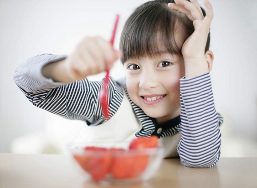 东方人,儿童,一个人,坐,笑,微笑,露齿笑,横图,室内,白天,正面,纯洁,桌面,桌子,草莓,浆果,水果,玻璃,亚洲,仅一个女性,仅一个人,撑,握,服装,朦胧,模糊,新鲜,木制,勺子,生食,食品,果实,拿,拿着,注视,黄种人,玻璃制品,食物,两个,小孩,衣服,木制品,容器,调羹,汤匙,碗,观察,看,仅一个小孩,可爱,童年,童趣,握着,服饰,有机食品,绿色食品,观看,储藏,察看,撑着,衣着,储存,穿着,关注,童真,烂漫,无邪,衣饰,天真,女孩,女人,女性,亚洲人,孩子,洋莓,水果皇后,红莓,地莓,坐着,半身,彩图,贮存,女生