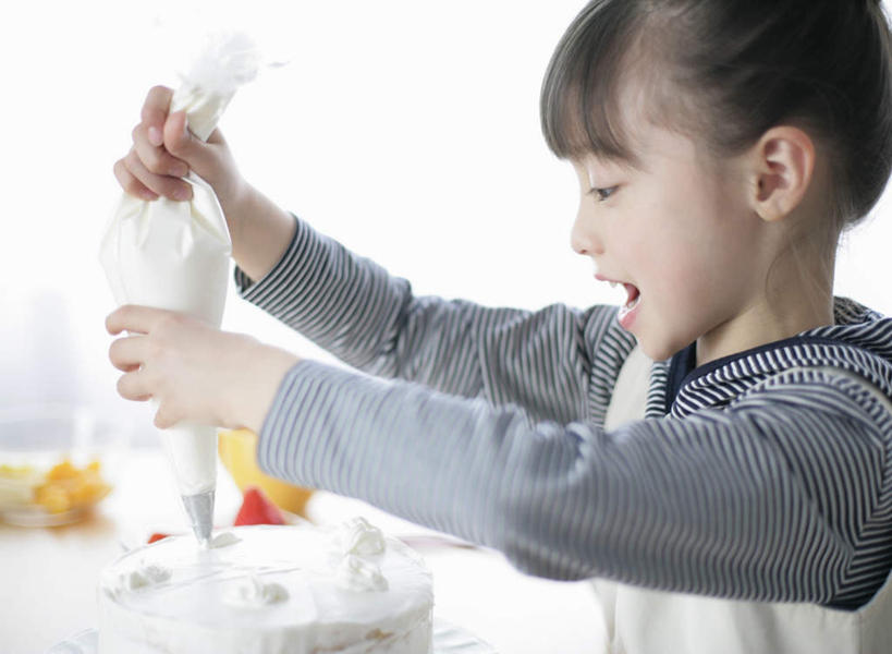 点心,东方人,儿童,一个人,站,笑,微笑,露齿笑,横图,室内,白天,侧面,下午茶,纯洁,餐桌,桌子,袋子,水果,亚洲,仅一个女性,仅一个人,握,制作,服装,朦胧,模糊,新鲜,装饰,裱花袋,生食,食品,甜点,甜品,果实,拿,拿着,注视,黄种人,加工,塑料袋,食物,糕点,小孩,衣服,甜食,奶油,观察,看,站着,仅一个小孩,可爱,童年,童趣,握着,服饰,有机食品,绿色食品,餐台,观看,察看,乳制品,衣着,穿着,关注,童真,烂漫,无邪,裱花枪,裱花,激凌,克林姆,淇淋,衣饰,天真,女孩,女人,女性,亚洲人,孩子,站立,半身,彩图,蛋糕,女生