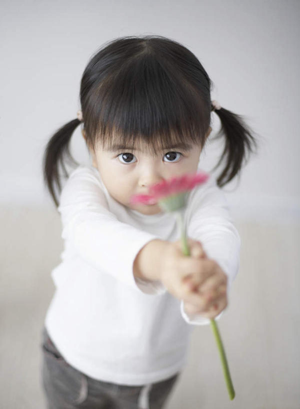 东方人,儿童,一个人,站,举,笑,微笑,露齿笑,竖图,俯视,室内,白天,白色背景,纯洁,亚洲,仅一个女性,仅一个人,握,服装,朦胧,模糊,盛开,拿,花蕾,拿着,注视,黄种人,花,花瓣,花朵,鲜花,一朵,小孩,衣服,粉色,花苞,花蕊,观察,看,托,站着,仅一个小孩,可爱,童年,童趣,握着,摄影,服饰,影棚,观看,察看,衣着,穿着,关注,童真,烂漫,无邪,衣饰,天真,女孩,女人,女性,亚洲人,孩子,举起,举手,举着,向上举,向上伸,向上托,站立,半身,彩图,高角度拍摄,影棚拍摄,拍摄,女生