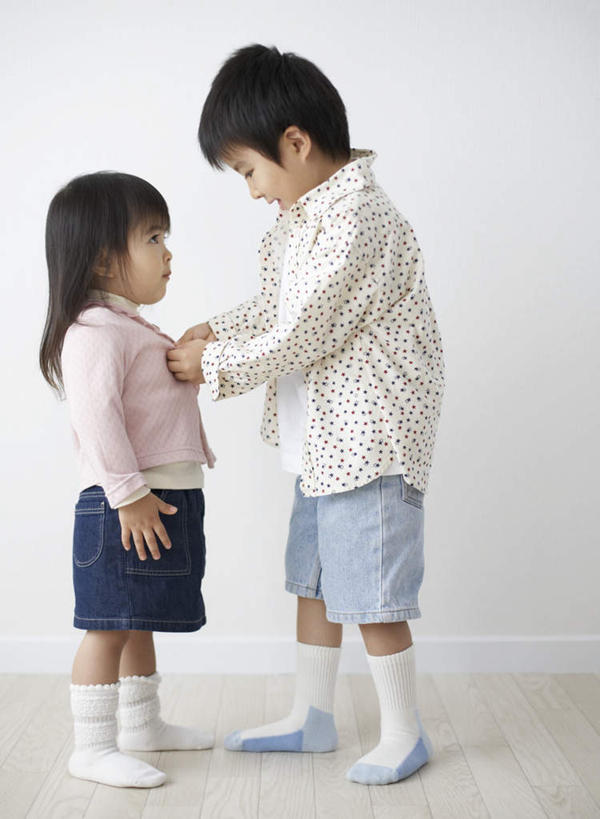 东方人,儿童,两个人,伙伴,朋友,站,竖图,室内,白天,白色背景,侧面,友谊,纯洁,亚洲,握,服装,拿,拿着,注视,黄种人,相视,小孩,衣服,观察,看,站着,面对面,可爱,童年,童趣,握着,摄影,服饰,影棚,观看,对视,察看,互视,衣着,穿着,关注,相对,童真,烂漫,无邪,相看,衣饰,天真,友情,男孩,男人,男性,女孩,女人,女性,亚洲人,站立,彩图,全身,影棚拍摄,拍摄,男生,女生