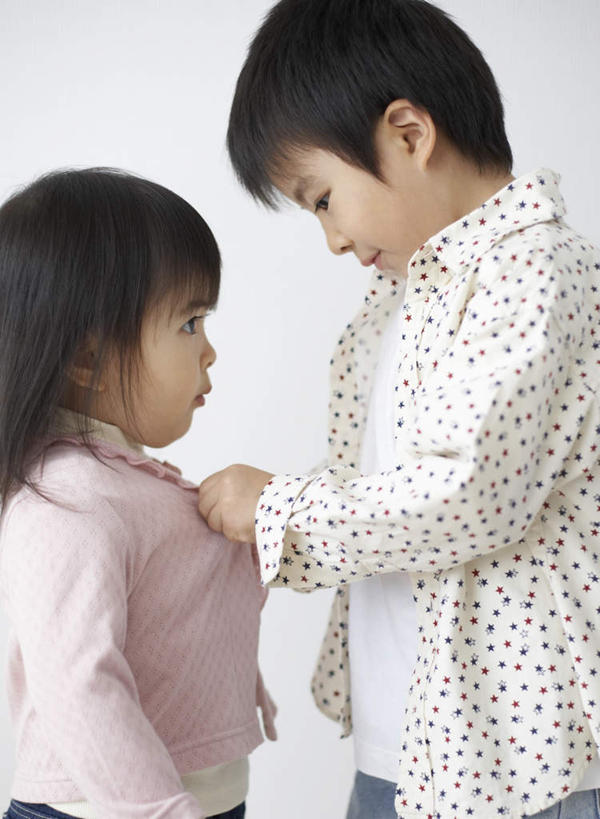 东方人,儿童,两个人,伙伴,朋友,站,竖图,室内,白天,白色背景,侧面,友谊,纯洁,亚洲,握,服装,拿,拿着,注视,黄种人,相视,小孩,衣服,观察,看,站着,面对面,可爱,童年,童趣,握着,摄影,服饰,影棚,观看,对视,察看,互视,衣着,穿着,关注,相对,童真,烂漫,无邪,相看,衣饰,天真,友情,男孩,男人,男性,女孩,女人,女性,亚洲人,站立,半身,彩图,影棚拍摄,拍摄,男生,女生