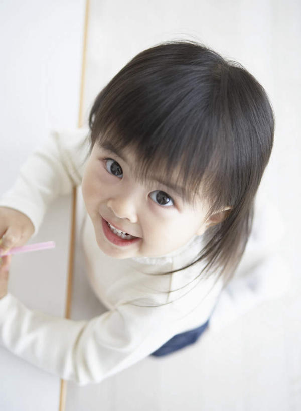 东方人,儿童,一个人,坐,笑,微笑,露齿笑,竖图,俯视,室内,白天,纯洁,餐桌,桌子,亚洲,仅一个女性,仅一个人,服装,注视,黄种人,小孩,衣服,观察,看,仅一个小孩,可爱,童年,童趣,服饰,餐台,观看,察看,衣着,穿着,关注,童真,烂漫,无邪,衣饰,天真,女孩,女人,女性,亚洲人,孩子,抬头,仰头,坐着,半身,彩图,高角度拍摄,女生