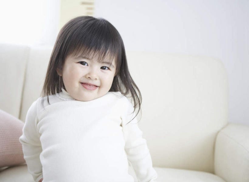 东方人,儿童,一个人,客厅,坐,笑,微笑,横图,室内,白天,正面,纯洁,沙发,亚洲,仅一个女性,仅一个人,服装,墙,注视,黄种人,墙壁,墙面,小孩,衣服,观察,看,仅一个小孩,可爱,童年,童趣,服饰,观看,察看,起居室,衣着,穿着,关注,布艺沙发,童真,烂漫,无邪,衣饰,客堂,天真,女孩,女人,女性,亚洲人,孩子,坐着,半身,彩图,女生