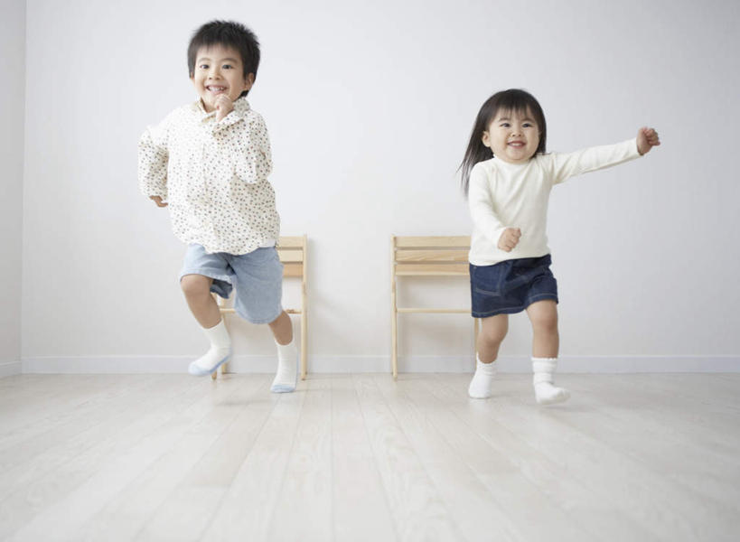 东方人,儿童,两个人,伙伴,朋友,跑,笑,微笑,露齿笑,横图,室内,白天,正面,锻炼,友谊,纯洁,运动,椅子,亚洲,服装,木椅,墙,注视,黄种人,墙壁,墙面,小孩,衣服,观察,看,可爱,童年,童趣,服饰,观看,察看,衣着,穿着,关注,童真,烂漫,无邪,衣饰,体育,天真,友情,男孩,男人,男性,女孩,女人,女性,亚洲人,跑步,彩图,全身,健身,男生,女生