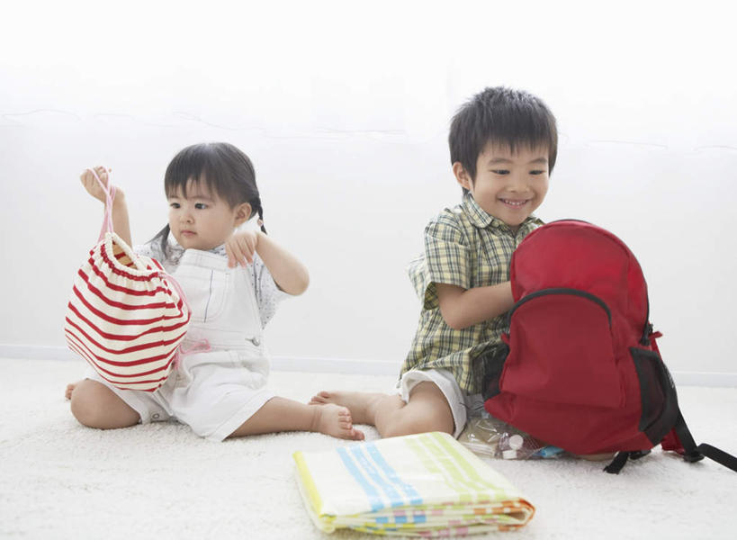 东方人,儿童,两个人,伙伴,朋友,坐,笑,微笑,露齿笑,横图,室内,白天,正面,友谊,纯洁,亚洲,握,服装,包,书包,拿,拿着,注视,休闲装,黄种人,小孩,衣服,红色,背包,观察,看,休闲,休闲服,可爱,童年,童趣,握着,服饰,观看,察看,关注,童真,烂漫,无邪,天真,友情,男孩,男人,男性,女孩,女人,女性,亚洲人,坐着,彩图,全身,双肩包,男生,女生