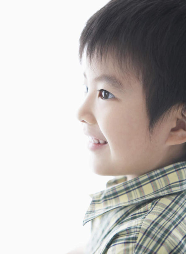 东方人,儿童,脸,头,脸颊,一个人,站,笑,微笑,露齿笑,竖图,室内,特写,白天,侧面,纯洁,亚洲,仅一个男性,仅一个人,服装,注视,黄种人,肩膀,小孩,衣服,观察,看,站着,仅一个小孩,可爱,童年,童趣,服饰,观看,察看,衣着,穿着,关注,童真,烂漫,无邪,衣饰,天真,男孩,男人,男性,亚洲人,孩子,头部,脸部,脸蛋,面部,站立,半身,彩图,男生