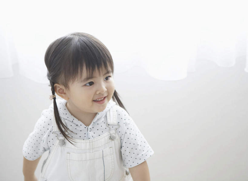 东方人,儿童,一个人,站,笑,微笑,露齿笑,横图,室内,白天,正面,纯洁,窗帘,亚洲,仅一个女性,仅一个人,服装,装饰,扭头,注视,休闲装,黄种人,小孩,衣服,帘子,观察,看,站着,转头,仅一个小孩,休闲,休闲服,遮阳,可爱,童年,童趣,服饰,观看,华丽,修饰,点缀,察看,关注,童真,烂漫,无邪,衬托,美观,雅致,雅观,天真,女孩,女人,女性,亚洲人,孩子,站立,半身,彩图,女生