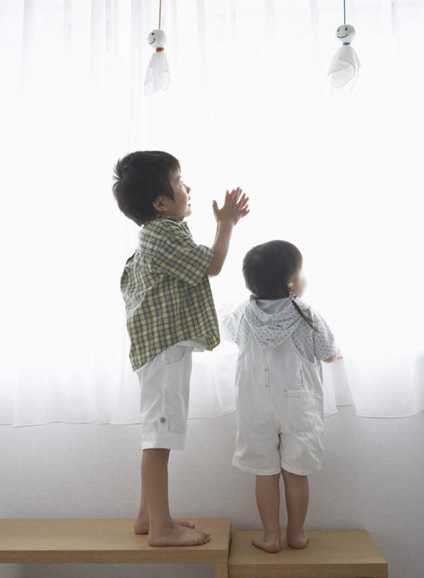 东方人,儿童,两个人,伙伴,朋友,站,笑,微笑,露齿笑,竖图,室内,白天,友谊,纯洁,窗帘,亚洲,服装,装饰,注视,休闲装,黄种人,文化,小孩,背面,衣服,帘子,观察,看,祈祷,站着,休闲,健康,休闲服,遮阳,可爱,童年,童趣,许愿,服饰,观看,纪念,华丽,修饰,祈求,晴天娃娃,点缀,察看,关注,童真,烂漫,无邪,衬托,美观,雅致,雅观,放晴娘,晴天和尚,扫晴娘,扫天婆,平安,天真,友情,男孩,男人,男性,女孩,女人,女性,亚洲人,站立,彩图,全身,男生,女生