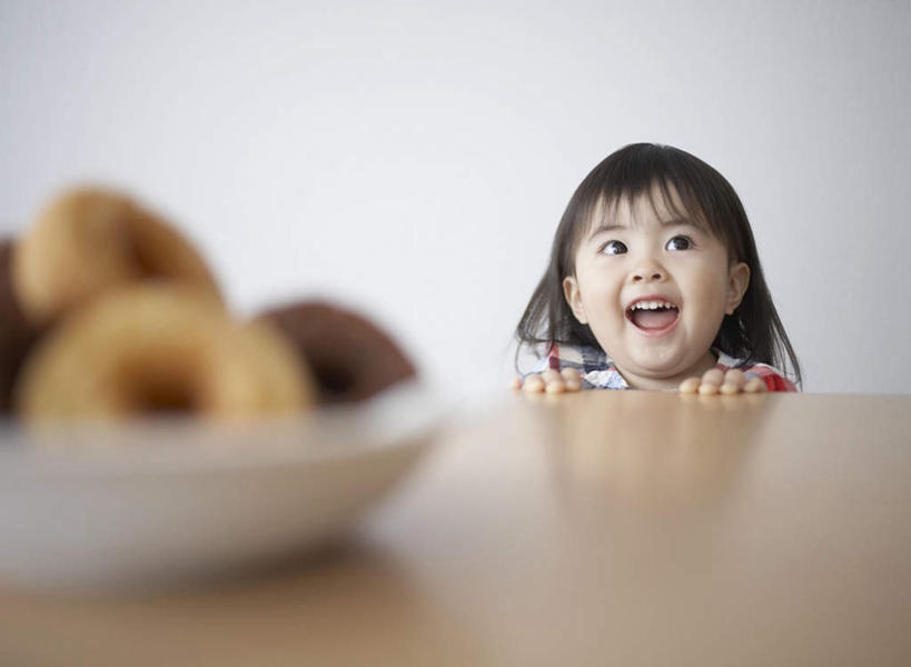 点心,面包,东方人,儿童,一个人,笑,微笑,露齿笑,横图,室内,白天,正面,纯洁,桌面,桌子,亚洲,仅一个女性,仅一个人,一堆,许多,堆叠,堆积,服装,朦胧,模糊,木制,陶瓷,食品,面点,陶瓷制品,很多,注视,黄种人,食物,糕点,小孩,衣服,木制品,容器,碗,甜甜圈,观察,看,仅一个小孩,可爱,童年,童趣,搭,服饰,观看,储藏,堆,察看,衣着,储存,穿着,搭着,关注,童真,烂漫,无邪,衣饰,多纳滋面包,唐纳滋,天真,女孩,女人,女性,亚洲人,孩子,面包圈,半身,彩图,贮存,女生