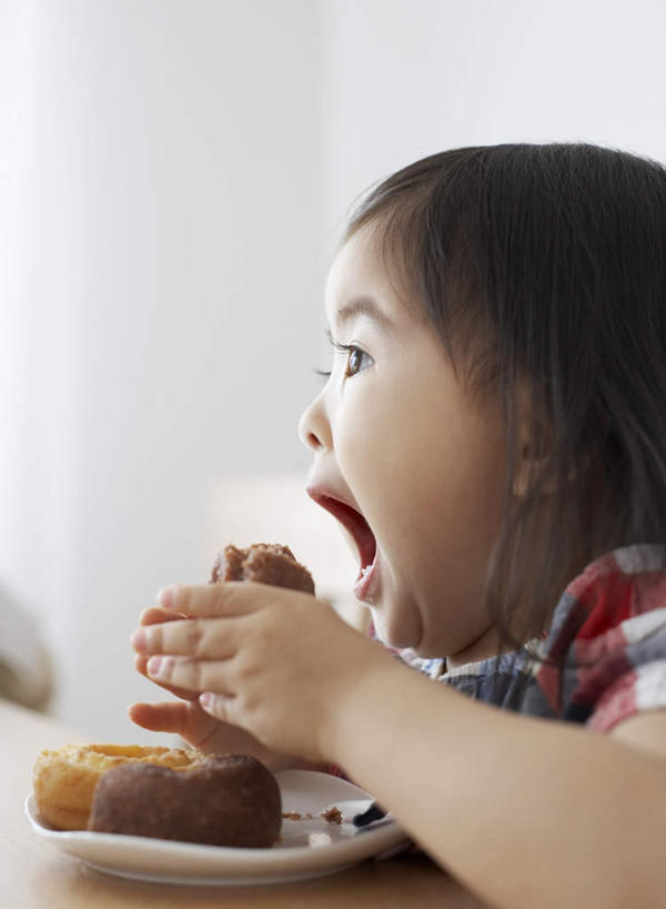 点心,面包,东方人,儿童,一个人,吃,竖图,室内,白天,侧面,纯洁,餐桌,桌子,餐具,亚洲,仅一个女性,仅一个人,握,服装,朦胧,模糊,碟子,盘,食品,面点,拿,拿着,注视,黄种人,食物,糕点,小孩,衣服,盘子,碟,甜甜圈,观察,看,张嘴,仅一个小孩,可爱,童年,童趣,握着,服饰,餐台,观看,察看,衣着,穿着,关注,张大嘴巴,童真,烂漫,无邪,衣饰,多纳滋面包,唐纳滋,天真,女孩,女人,女性,亚洲人,孩子,张开嘴,面包圈,嚼,食,半身,彩图,女生