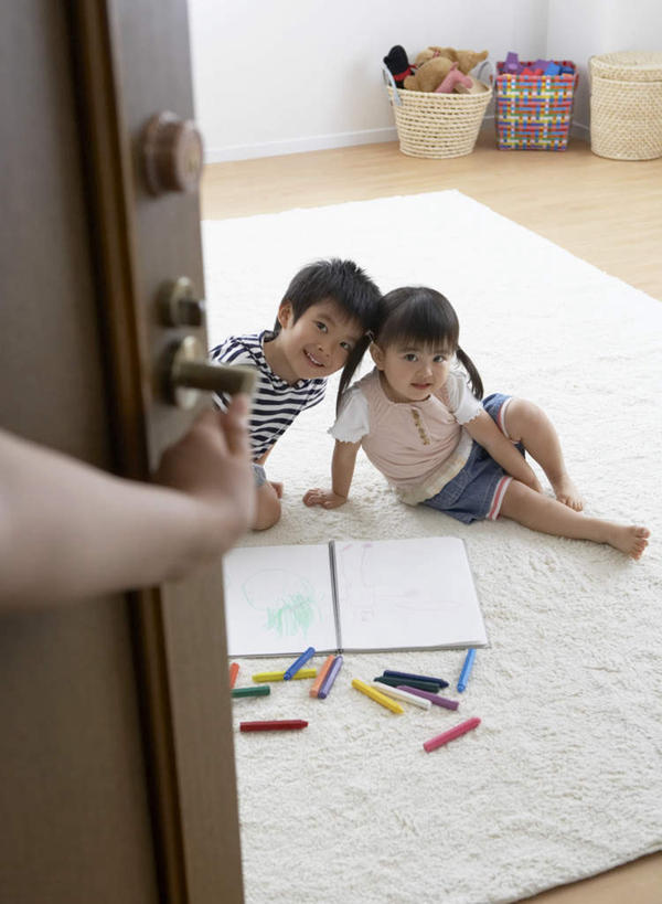 东方人,儿童,两个人,伙伴,朋友,坐,笑,微笑,露齿笑,竖图,俯视,室内,白天,友谊,纯洁,门,纺织品,亚洲,服装,装饰,笔,蜡笔,毛毯,毯子,办公用品,注视,休闲装,黄种人,文具,纺织,小孩,衣服,把手,门把手,学习用品,垫子,门框,观察,看,休闲,温暖,休闲服,可爱,童年,童趣,服饰,观看,华丽,修饰,门把,文具用品,点缀,察看,关注,童真,烂漫,无邪,衬托,美观,雅致,雅观,天真,友情,男孩,男人,男性,女孩,女人,女性,亚洲人,拉手,坐着,彩图,高角度拍摄,全身,男生,女生