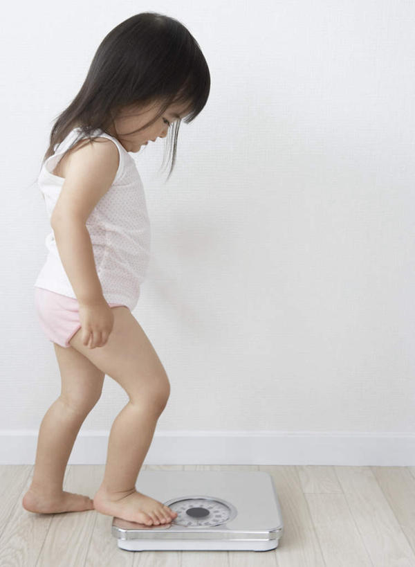 东方人,儿童,一个人,站,竖图,室内,白天,侧面,纯洁,仪器,亚洲,仅一个女性,仅一个人,服装,墙,生活,注视,黄种人,光脚,墙壁,墙面,一个,小孩,衣服,观察,看,站着,仅一个小孩,健康,赤脚,可爱,童年,童趣,服饰,单个,观看,察看,衡量,体重,衣着,穿着,关注,计量,童真,烂漫,无邪,衡器,健康秤,衣饰,天真,女孩,女人,女性,亚洲人,孩子,秤,体重秤,站立,彩图,全身,女生
