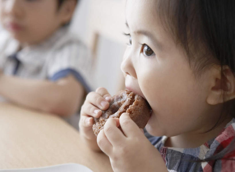 点心,面包,东方人,儿童,两个人,伙伴,朋友,坐,吃,横图,俯视,室内,特写,白天,友谊,纯洁,桌面,桌子,亚洲,握,服装,朦胧,模糊,木制,食品,面点,拿,拿着,注视,黄种人,食物,糕点,小孩,衣服,木制品,甜甜圈,观察,看,可爱,童年,童趣,握着,服饰,观看,察看,衣着,穿着,关注,童真,烂漫,无邪,衣饰,多纳滋面包,唐纳滋,天真,友情,男孩,男人,男性,女孩,女人,女性,亚洲人,面包圈,嚼,食,坐着,半身,彩图,高角度拍摄,男生,女生