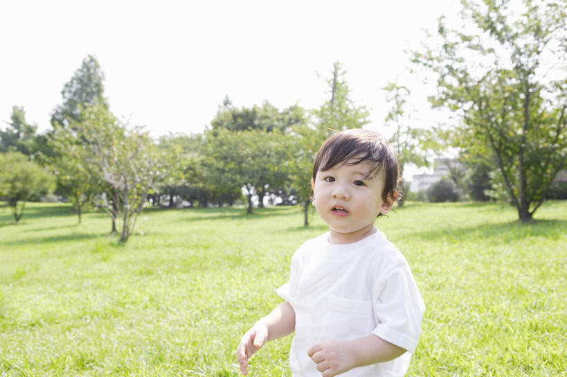 东方人,儿童,一个人,站,横图,室外,白天,正面,纯洁,草地,草坪,植物,亚洲,仅一个男性,仅一个人,阴影,服装,光线,影子,注视,黄种人,草,树,树木,小孩,衣服,绿色,阳光,自然,观察,看,站着,仅一个小孩,可爱,童年,童趣,服饰,生长,成长,观看,察看,衣着,穿着,关注,童真,烂漫,无邪,衣饰,天真,男孩,男人,男性,亚洲人,孩子,站立,半身,彩图,男生