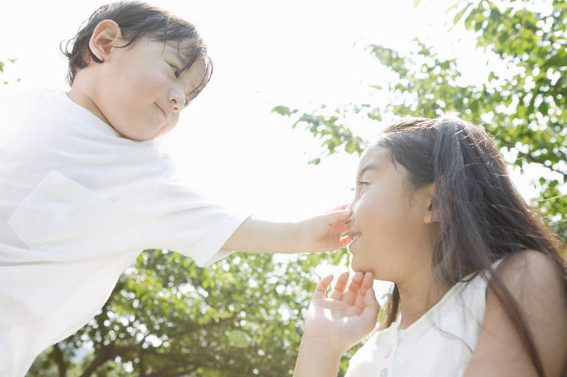 东方人,儿童,两个人,伙伴,朋友,站,摸,横图,室外,白天,仰视,友谊,纯洁,植物,亚洲,抚摸,阴影,服装,光线,影子,注视,黄种人,树,树木,小孩,衣服,绿色,阳光,自然,观察,看,站着,可爱,童年,童趣,服饰,生长,成长,观看,察看,衣着,穿着,关注,童真,烂漫,无邪,衣饰,天真,友情,男孩,男人,男性,女孩,女人,女性,亚洲人,触摸,接触,站立,半身,彩图,低角度拍摄,男生,女生