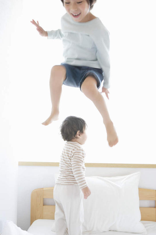 东方人,儿童,两个人,伙伴,朋友,站,跳,竖图,室内,白天,正面,友谊,纯洁,床,靠垫,卧室,亚洲,服装,双人床,床单,靠枕,半空,注视,黄种人,被子,小孩,衣服,垫子,枕头,观察,看,站着,可爱,童年,童趣,服饰,观看,察看,被单,衣着,穿着,关注,童真,烂漫,无邪,衣饰,天真,友情,男孩,男人,男性,亚洲人,跳跃,站立,半身,彩图,睡房,卧房,男生