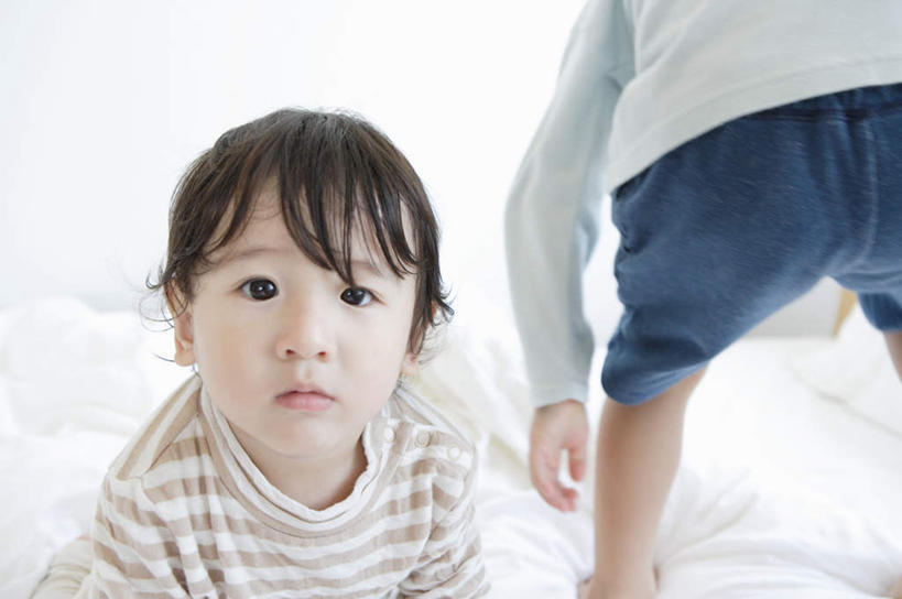 东方人,儿童,背部,两个人,伙伴,朋友,站,坐,横图,室内,白天,正面,友谊,纯洁,床,卧室,亚洲,弯腰,服装,双人床,床单,注视,黄种人,被子,小孩,衣服,观察,看,站着,可爱,童年,童趣,服饰,观看,察看,被单,衣着,穿着,关注,童真,烂漫,无邪,弯身,衣饰,天真,友情,男孩,男人,男性,亚洲人,站立,坐着,半身,彩图,睡房,卧房,男生