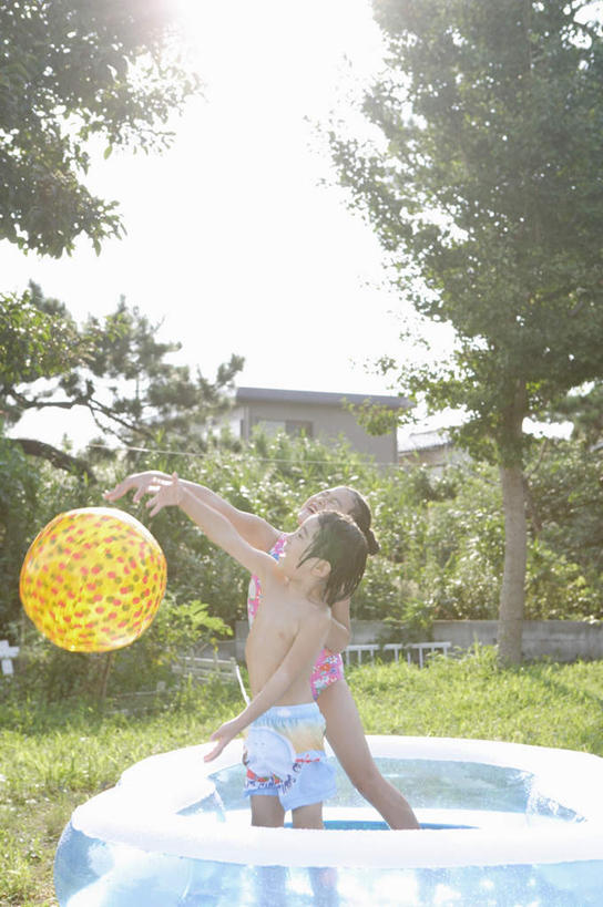 东方人,儿童,两个人,伙伴,朋友,游泳池,站,投,举,竖图,室外,白天,侧面,友谊,纯洁,草地,草坪,植物,亚洲,阴影,光线,影子,塑料,水池,注视,黄种人,运动器械,泳池,球,草,树,树木,小孩,绿色,阳光,自然,塑料制品,观察,看,托,站着,健身器械,可爱,童年,童趣,生长,成长,观看,察看,关注,健身器材,童真,烂漫,无邪,充气游泳池,儿童游泳池,天真,友情,男孩,男人,男性,女孩,女人,女性,亚洲人,举起,举手,举着,抛,扔,撒,向上举,向上伸,向上托,站立,掷,彩图,全身,运动器材,男生,女生