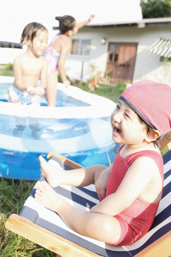 东方人,儿童,三个人,伙伴,朋友,游泳池,站,坐,举,竖图,室外,白天,正面,泳装,友谊,纯洁,草地,草坪,植物,椅子,亚洲,阴影,光线,影子,塑料,躺椅,水池,注视,黄种人,泳池,裸露,草,小孩,绿色,阳光,塑料制品,观察,看,托,站着,可爱,童年,童趣,观看,沙滩椅,察看,关注,裸,童真,烂漫,无邪,连体泳衣,充气游泳池,儿童游泳池,天真,友情,男孩,男人,男性,女孩,女人,女性,亚洲人,举起,举手,举着,向上举,向上伸,向上托,站立,坐着,彩图,全身,泳衣,男生,女生