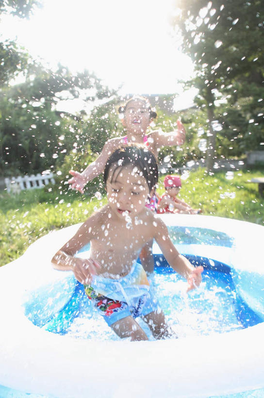 东方人,儿童,三个人,伙伴,朋友,游泳池,站,举,笑,微笑,露齿笑,竖图,室外,白天,正面,泳装,友谊,纯洁,草地,草坪,水,植物,亚洲,阴影,飞溅,溅,光线,液体,影子,塑料,水池,水滴,注视,黄种人,泳池,水珠,草,树,树木,小孩,绿色,阳光,自然,塑料制品,观察,看,托,站着,可爱,童年,童趣,生长,成长,观看,察看,关注,喷洒,童真,烂漫,无邪,连体泳衣,充气游泳池,儿童游泳池,天真,友情,男孩,男人,男性,女孩,女人,女性,亚洲人,举起,举手,举着,向上举,向上伸,向上托,站立,彩图,全身,泳衣,男生,女生