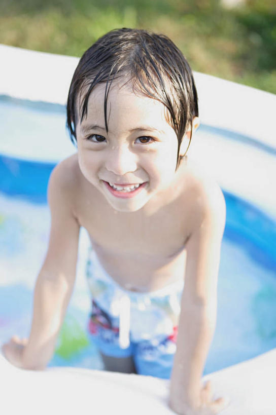 东方人,儿童,一个人,游泳池,站,笑,微笑,露齿笑,竖图,俯视,室外,白天,纯洁,草地,草坪,植物,亚洲,仅一个男性,仅一个人,撑,阴影,泳裤,朦胧,模糊,光线,影子,塑料,水池,注视,黄种人,泳池,裸露,草,小孩,绿色,阳光,塑料制品,观察,看,站着,仅一个小孩,可爱,童年,童趣,观看,察看,撑着,关注,裸,童真,烂漫,无邪,充气游泳池,儿童游泳池,天真,男孩,男人,男性,亚洲人,孩子,站立,半身,彩图,高角度拍摄,男生