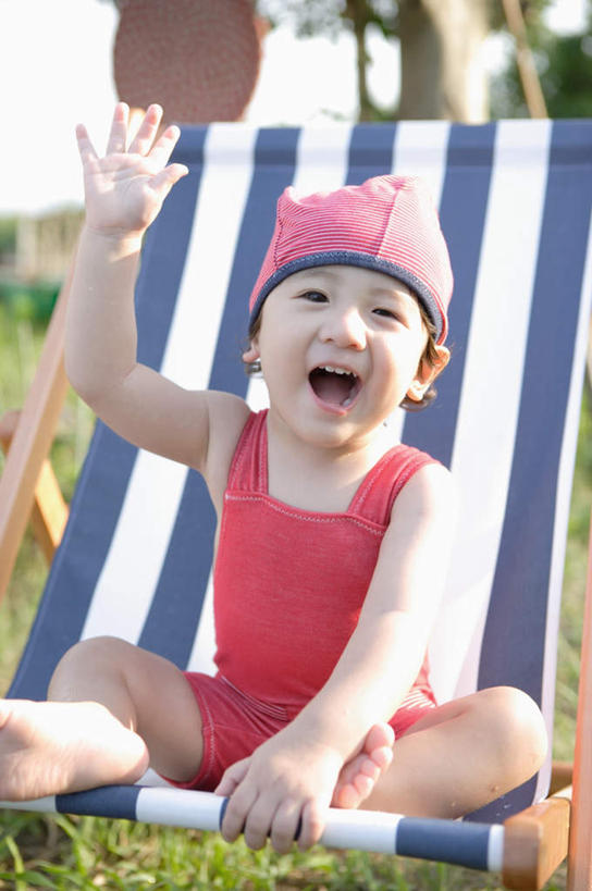 东方人,儿童,一个人,坐,举,竖图,室外,白天,正面,泳装,纯洁,植物,帽子,椅子,亚洲,仅一个男性,仅一个人,泳帽,朦胧,模糊,躺椅,注视,黄种人,树,树木,小孩,红色,绿色,自然,观察,看,托,张嘴,仅一个小孩,可爱,童年,童趣,生长,成长,观看,沙滩椅,察看,关注,游泳帽,张大嘴巴,童真,烂漫,无邪,连体泳衣,天真,男孩,男人,男性,亚洲人,孩子,张开嘴,举起,举手,举着,向上举,向上伸,向上托,坐着,半身,彩图,泳衣,男生