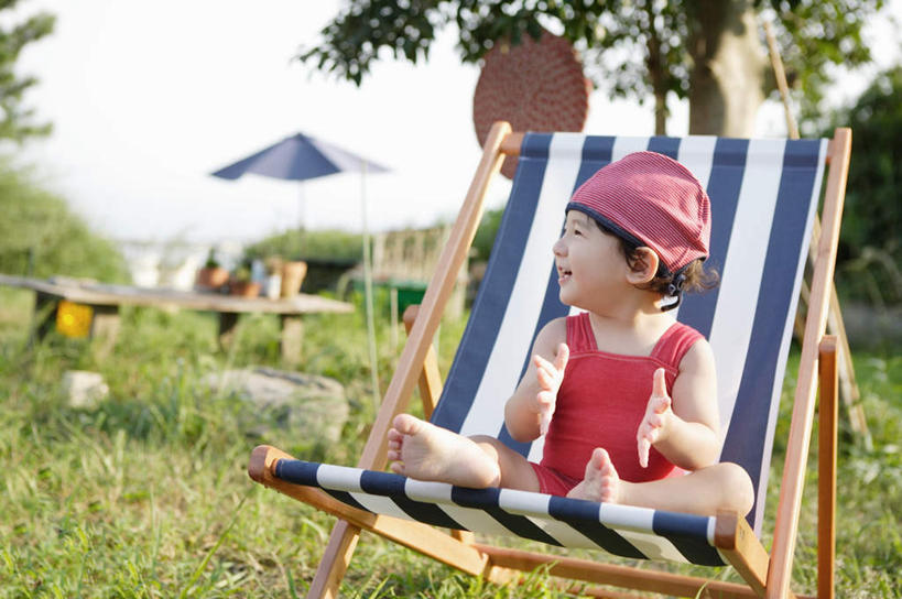 东方人,儿童,一个人,坐,笑,微笑,露齿笑,横图,室外,白天,正面,泳装,快乐,兴奋,纯洁,骄傲,成功,胜利,草地,草坪,植物,帽子,椅子,亚洲,仅一个男性,仅一个人,击掌,阴影,泳帽,朦胧,模糊,光线,伞,影子,雨伞,遮阳伞,躺椅,扭头,注视,黄种人,阳伞,草,树,树木,小孩,红色,绿色,阳光,自然,观察,看,手势,转头,仅一个小孩,可爱,童年,童趣,自信,生长,成长,观看,沙滩椅,察看,太阳伞,关注,游泳帽,童真,烂漫,无邪,连体泳衣,天真,男孩,男人,男性,亚洲人,孩子,拍手,坐着,彩图,全身,泳衣,欢乐,开心,男生