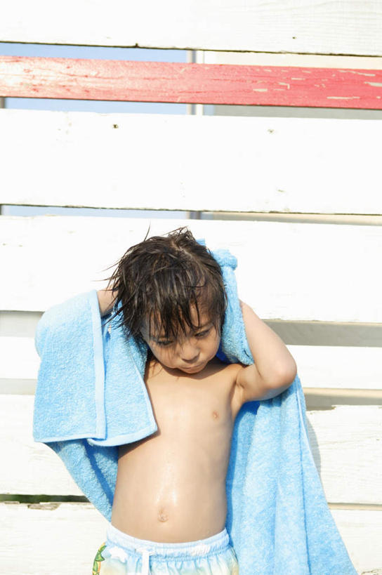 东方人,儿童,一个人,栏杆,站,竖图,室外,白天,正面,纯洁,亚洲,仅一个男性,仅一个人,擦,抚摸,握,泳裤,纺织物,栅栏,篱笆,围栏,拿,拿着,注视,黄种人,护栏,裸露,小孩,蓝色,毛巾,观察,看,清洁,站着,仅一个小孩,可爱,童年,童趣,擦拭,握着,观看,保暖,察看,关注,裸,童真,透气,烂漫,无邪,防水,储水,耐磨,吸水,揩擦,拭,天真,男孩,男人,男性,亚洲人,孩子,站立,半身,彩图,男生,轻抚