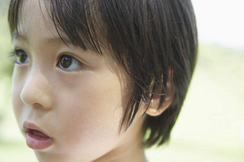 东方人,儿童,脸,头,脸颊,一个人,横图,室外,特写,白天,正面,纯洁,亚洲,仅一个男性,仅一个人,朦胧,模糊,注视,黄种人,小孩,观察,看,仅一个小孩,可爱,童年,童趣,观看,察看,关注,童真,烂漫,无邪,天真,男孩,男人,男性,亚洲人,孩子,头部,脸部,脸蛋,面部,半身,彩图,男生
